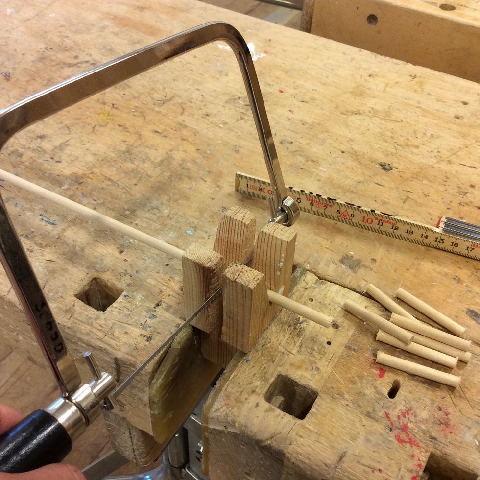 S\u00e5ga av 6mm rundstav med hj\u00e4lp av ett s\u00e5gtorn, g\u00f6r dom 10mm l\u00e4ngre \u00e4n h\u00e5let \u00e4r djupt. Allts\u00e5 40mm djupt.