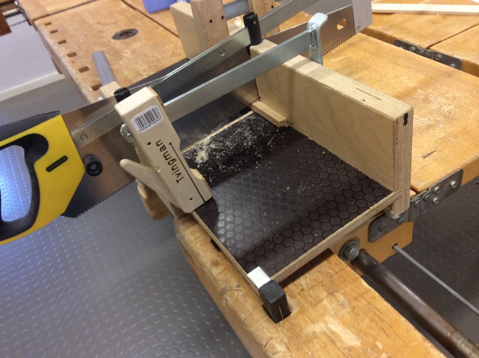 S\u00e5ga av en bit i s\u00e5gl\u00e5dan 5-6 cm