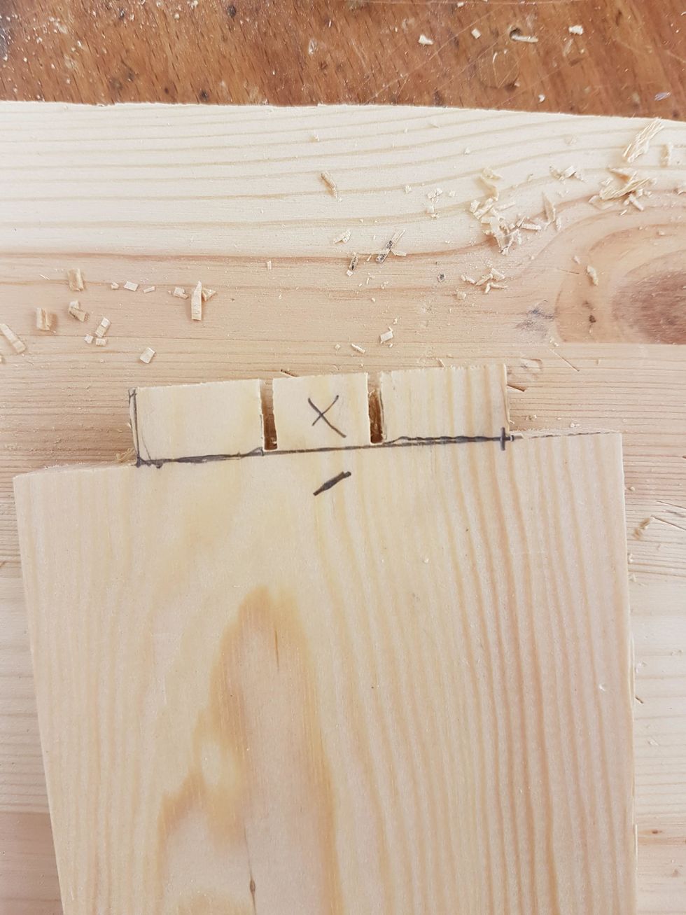 S\u00e5ga bort de som \u00e4r i kanterna. Mittenbiten hugger du bort med st\u00e4mj\u00e4rn.