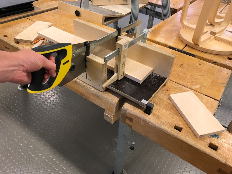 S\u00e5ga de bitar du beh\u00f6ver i s\u00e5gl\u00e5dan. Kontrollera att de blir exakt 90 grader.