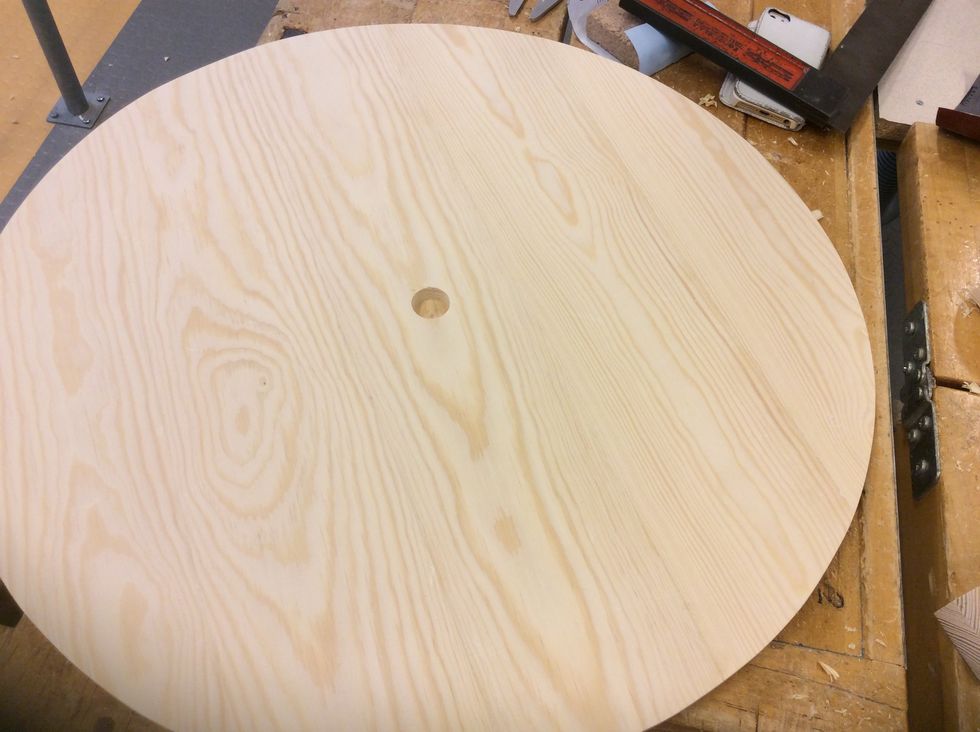 S\u00e5ga ett exakt lika stort h\u00e5ll p\u00e5 backsidan av bordskivan d\u00e4r den \u00f6vre delen av svarvbenet m\u00e5ste passa in.