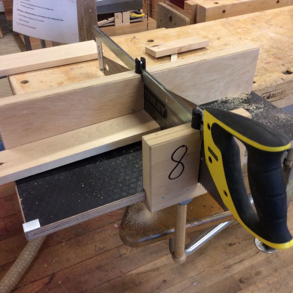 S\u00e5ga med s\u00e5gl\u00e5da f\u00f6r att f\u00e5 delarna i raka.