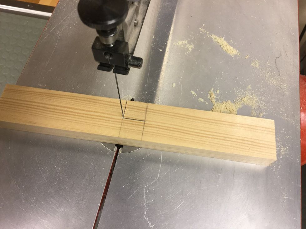 S\u00e5ga ner till mittlinjen med konturs\u00e5gen. S\u00e5ga innanf\u00f6r linjerna.