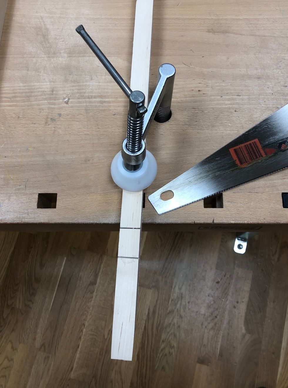 S\u00e5ga p\u00e5 linjerna. Om du \u00e4r os\u00e4ker kolla p\u00e5 guiden f\u00f6r grytunderl\u00e4gg. N\u00e4r du s\u00e5gar, t\u00e4nk p\u00e5 att inte s\u00e5ga f\u00f6r djupt och s\u00e5ga rakt