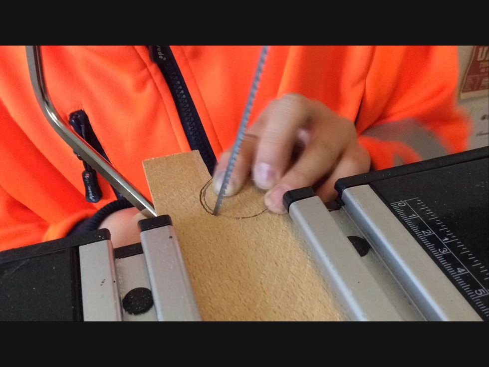 S\u00e5ga sedan ut formen med en konturs\u00e5g