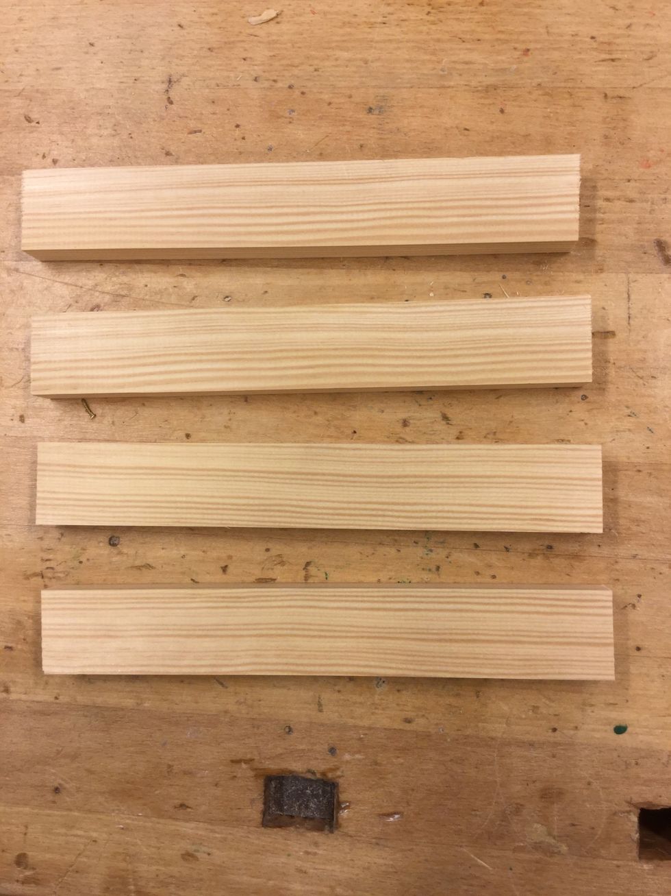 S\u00e5ga till 4 bitar, 4x20 cm. Viktigt att m\u00e4ta noggrant s\u00e5 att alla delar blir precis lika l\u00e5nga.