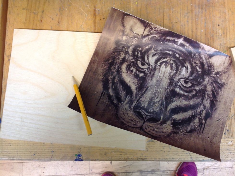 S\u00e5ga till en bit plywood som \u00e4r lika stor som din bild. M\u00e4t noga!