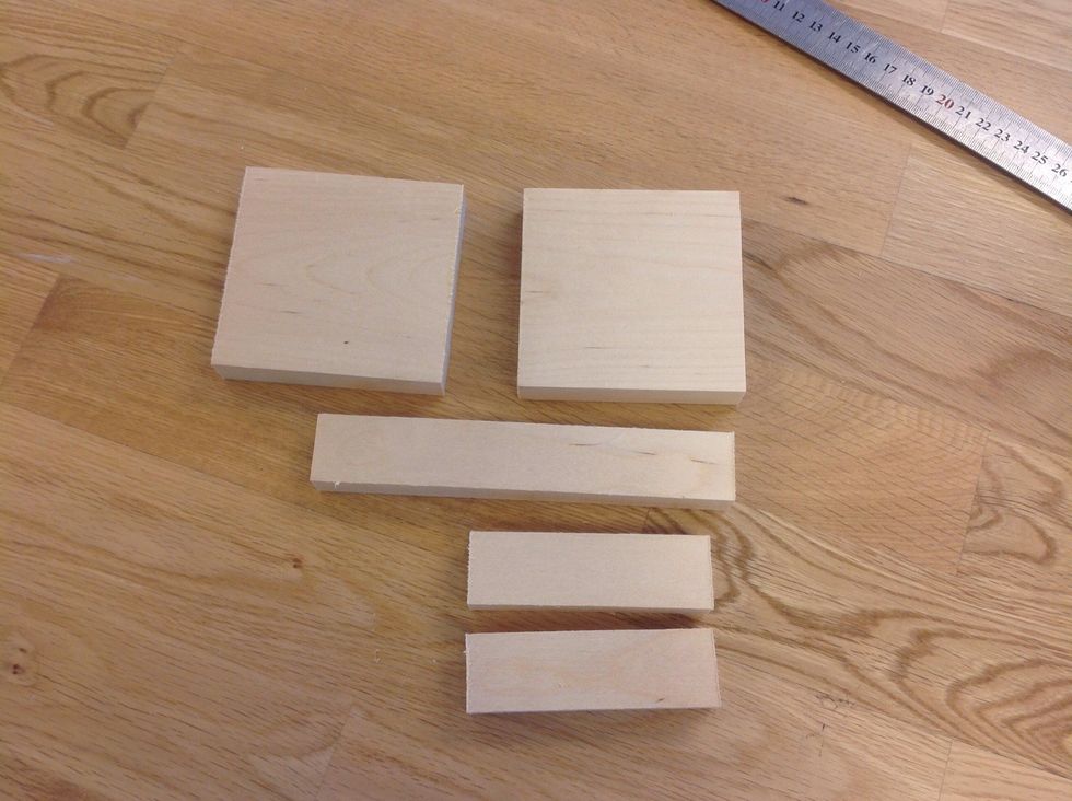 S\u00e5ga till tv\u00e5 kvadrater, tv\u00e5 korta bitar lika l\u00e5nga som kvadraterna och en l\u00e4ngre bit, ca 19 cm.