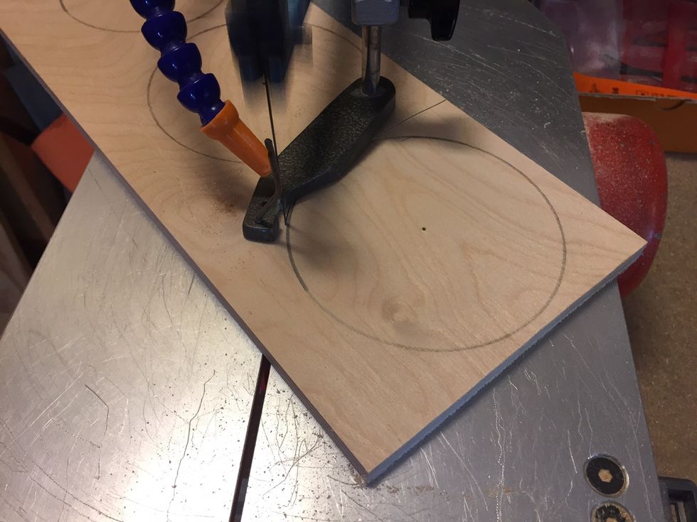 S\u00e5ga ut cirklarna med den elektriska figurs\u00e5gen. S\u00e5ga hellre lite utanf\u00f6r cirkeln d\u00e5 vi sen slipar de runda. Anv\u00e4nd Skyddsglas\u00f6gon och var nog med att den \u00e4r r\u00e4tt inst\u00e4lld.