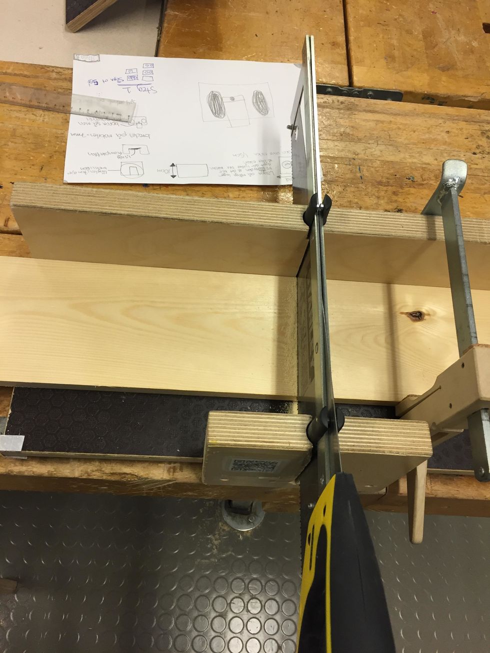 S\u00e5ga ut dina delar efter de m\u00e5tt du m\u00e4tt ut. S\u00e5ga ut 4 stycken lika stora plankor s\u00e5 att h\u00f6gtalaren blir bred och stabil.