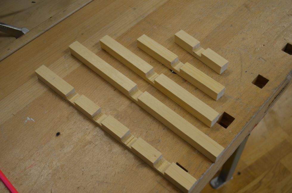 S\u00e5ga ut f\u00f6r att kunna s\u00e4tta samman delarna. Anv\u00e4nd s\u00e5gl\u00e5da och st\u00e4mj\u00e4rn.