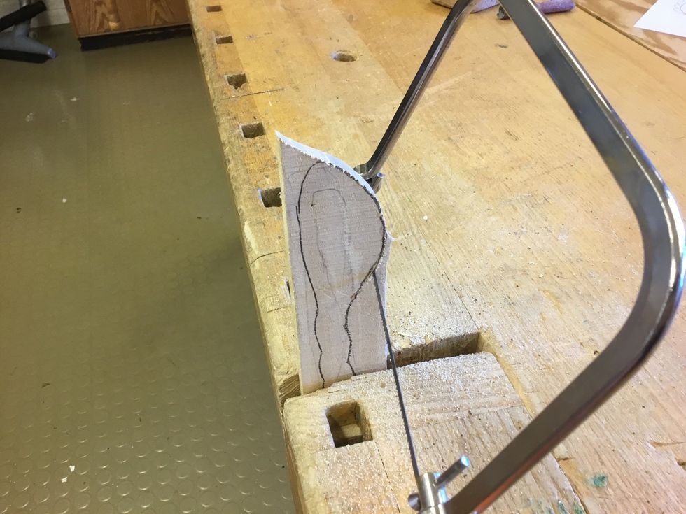 S\u00e5ga ut formen med konturs\u00e5gen. T\u00e4nk p\u00e5 att s\u00e5ga precis utanf\u00f6r linjen.