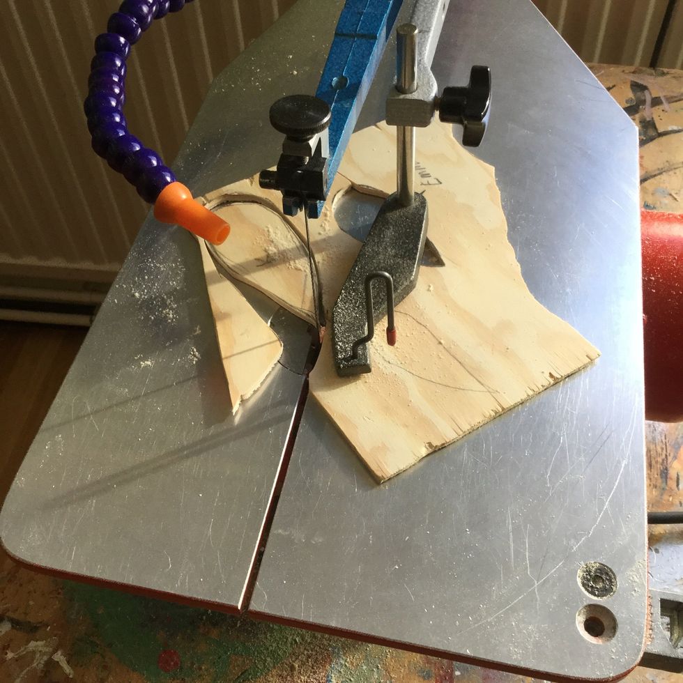 S\u00e5ga ut vingen p\u00e5 den elektriska konturs\u00e5gen. S\u00e4g till l\u00e4raren innan du b\u00f6rjar s\u00e5ga.