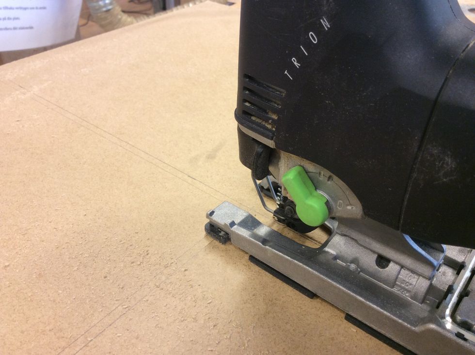 S\u00e5ga utmed den yttersta linjen, sv\u00e4ng s\u00e5gen genom att vrida den h\u00f6ger eller v\u00e4nster.