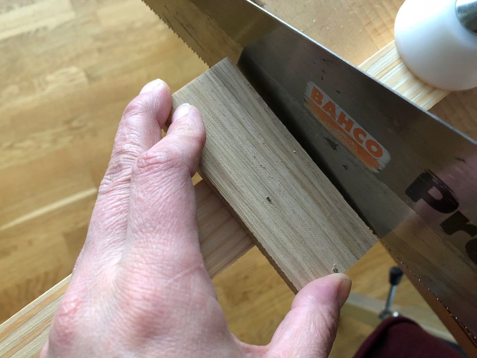 S\u00e5ga vid markeringarna. Om du vill kan du anv\u00e4nda en kloss att s\u00e5ga emot