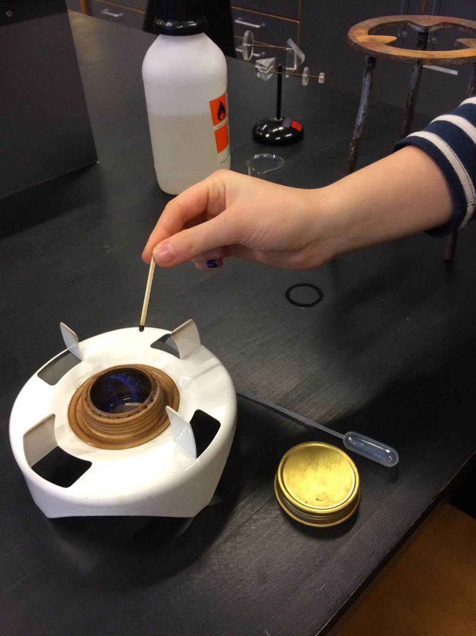 S\u00e6t ild til din ethanol i trangia'en. Ideelt set skulle man g\u00f8re det med vandet i position for mindst muligt varme g\u00e5r til spilde.