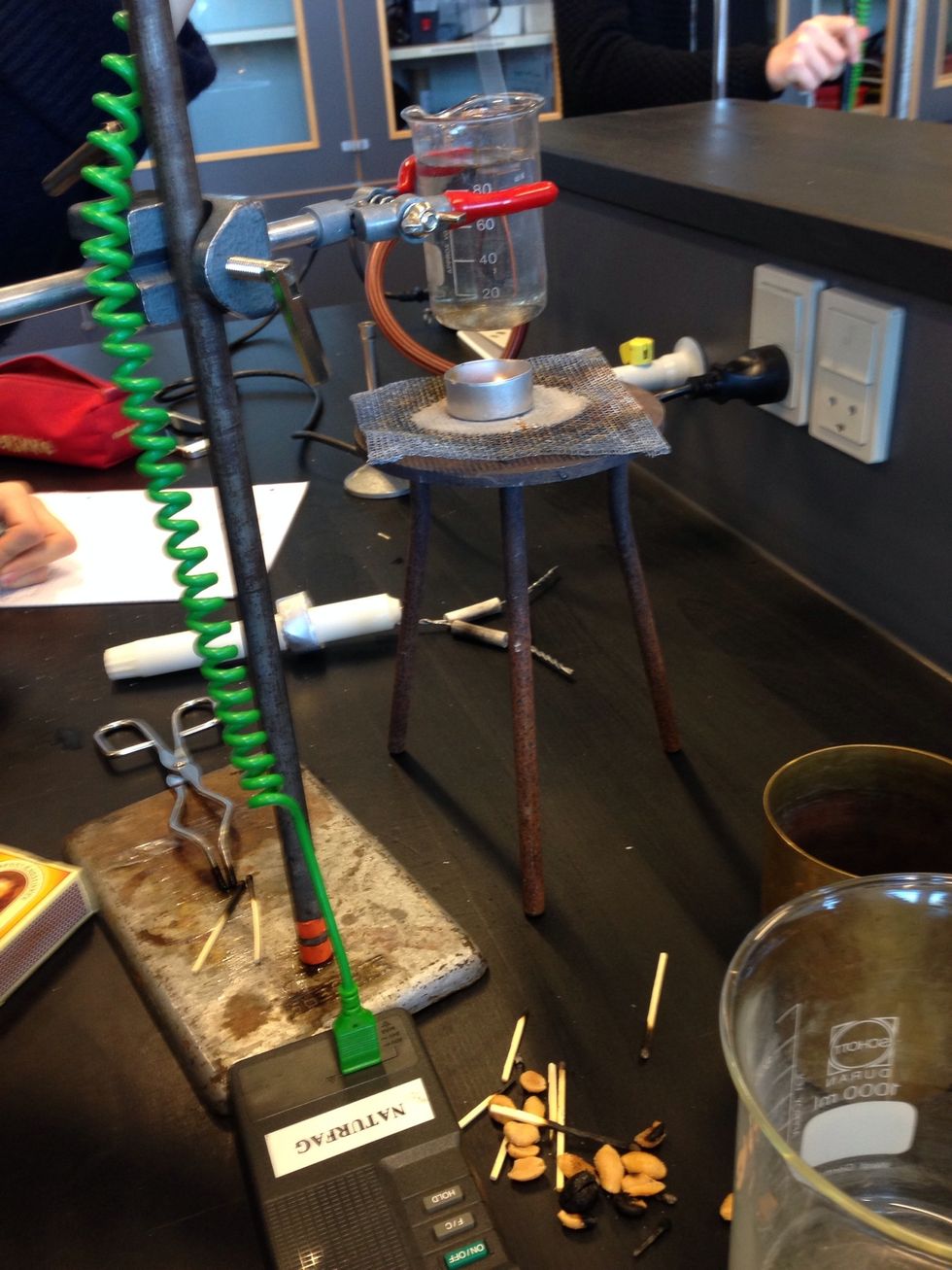 S\u00e6t ild til peanuten og start et stopur