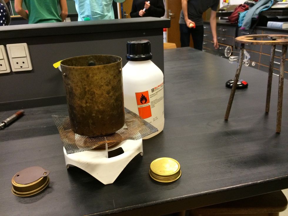 S\u00e6t vandet p\u00e5 blusset. Opstillingen skulle se nogenlunde s\u00e5dan ud. Nu varmes vandet op, og s\u00e5 venter vi p\u00e5 at spritten er opbrugt.