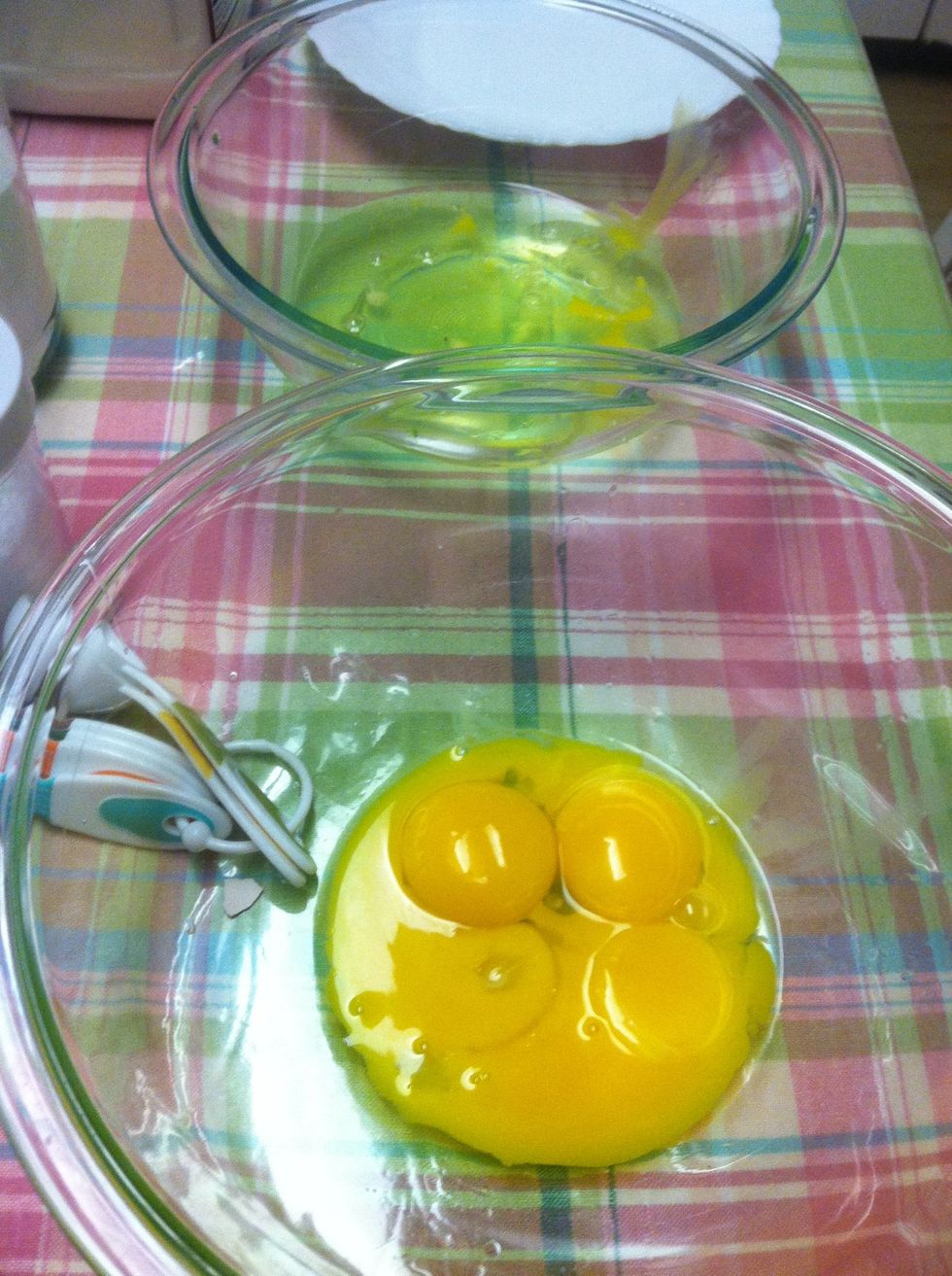 S\u00e9par\u00e9r le blanc d'oeuf et le jaune