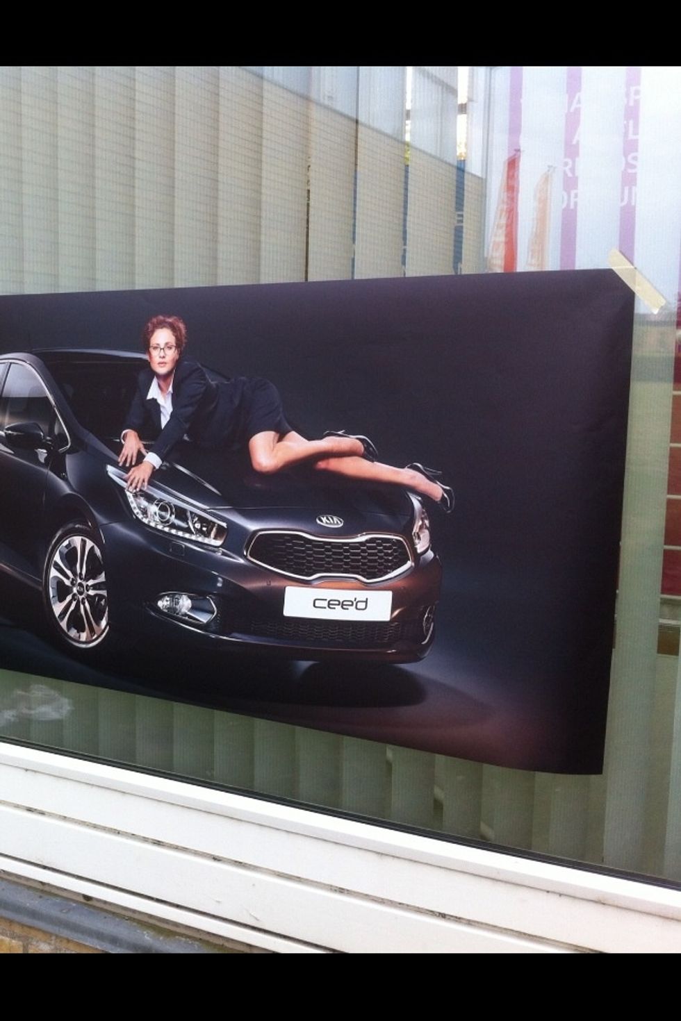 S\u00f8rg for at vinduet er rent og klar til montering. Placer Folien p\u00e5 vinduet med sm\u00e5 stykket Malertape i hvert hj\u00f8rne.