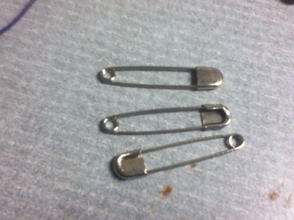 Safety pins, not for your hair. Use them to pin on your number.