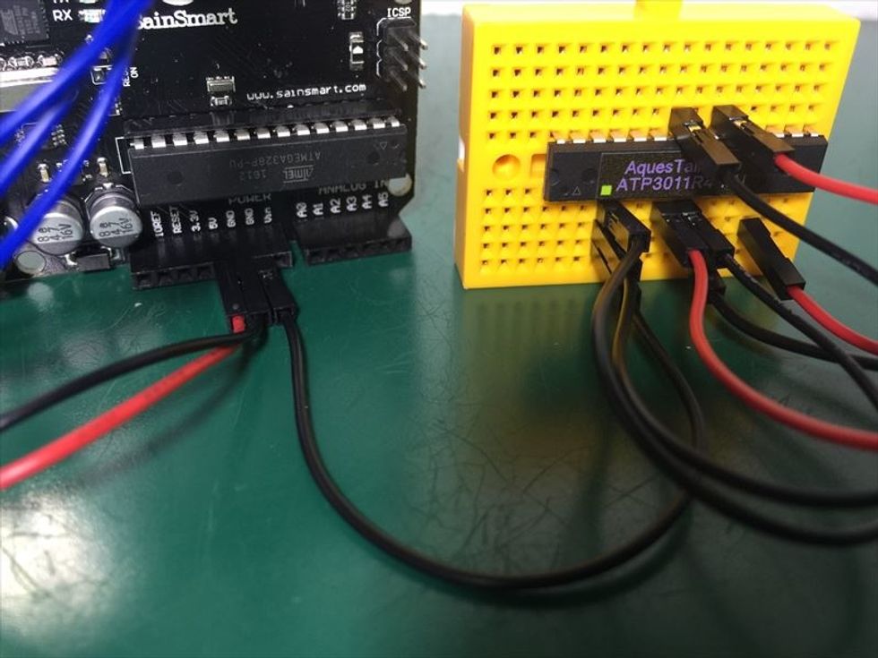 SainSmart UNO\u3068AquesTalk Pico LSI\u3092\u3064\u306a\u304e\u307e\u3059\u3002\u307e\u305aUNO\u306e\uff27\uff2e\uff24\u3068AquesTalk\u306e\uff27\uff2e\uff24\uff08\u305f\u3068\u3048\u3070\u4e0b\u6bb5\u306e\u5de6\u304b\u3089\uff14\u756a\u76ee\uff09\u3092\u3064\u306a\u304e\u307e\u3059\u3002