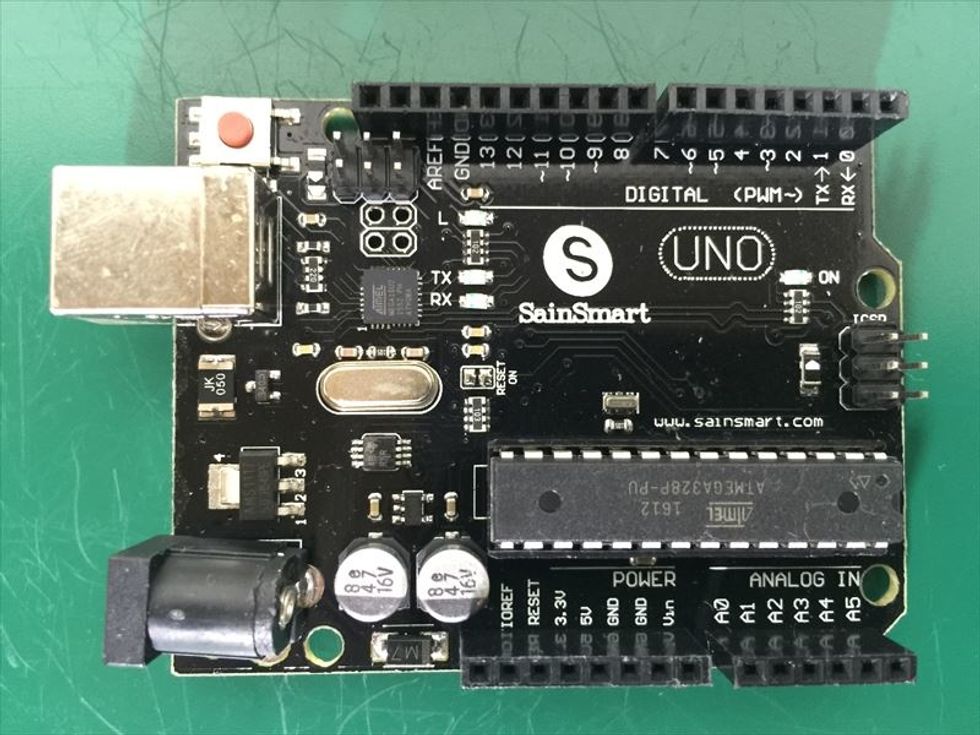 SainSmart UNO \u3092\u888b\u304b\u3089\u51fa\u3057\u307e\u3059\u3002SainSmart\u793e\u304c\u767a\u58f2\u3057\u3066\u3044\u308bArduino UNO\u306e\u4e92\u63db\u6a5f\u3067\u3059\u3002