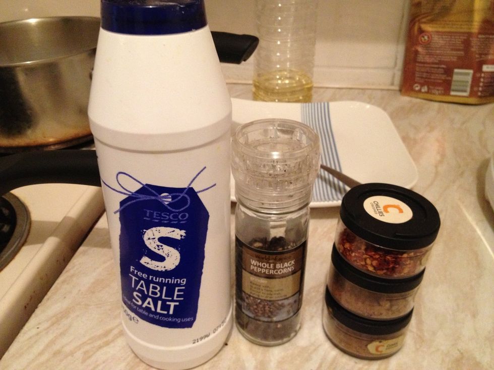 Salt and black pepper are essential for seasoning! While i'm adding chili flakes, ground cumin and ground coriander as well to strengthen the taste, but they are optional.