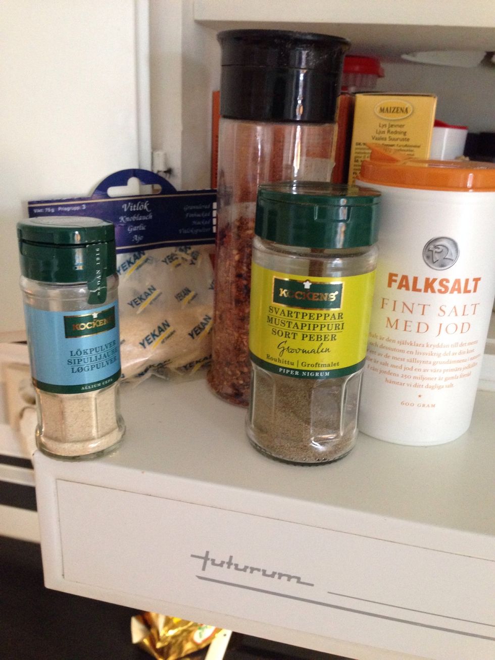 Salt, black pepper, onion powder, garlic powder and chilli flakes ( USE ENOUGH CHILLI TO YOUR LIKING!! Some like it spicy some don't)