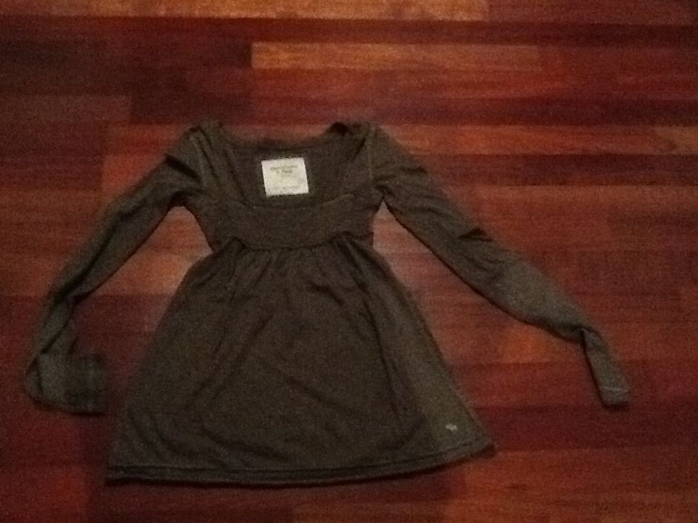 Samarreta abercrombie verda queda be amb texans verds militar, o amb pantalons o malles de colors militars o amb uns texans blaus.