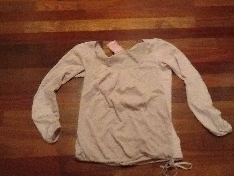 Samarreta clara llarga i caiguda. Queda be amb texans blaus o roses.