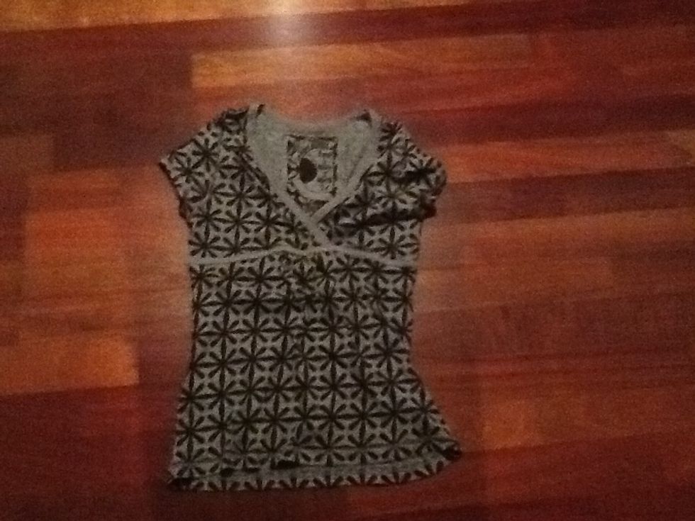 Samarreta curta de flors per portar a la platja  Sota de un banyador