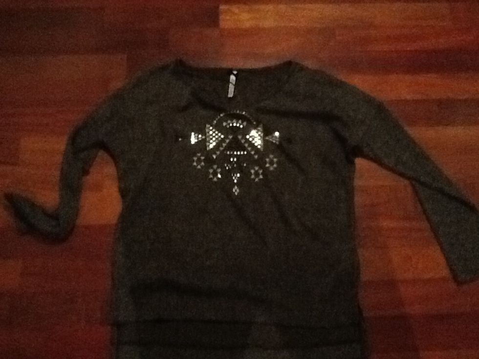 Samarreta gris amb unes peces al mitg. Queda be amb texans fosocos. Es caiguda!!