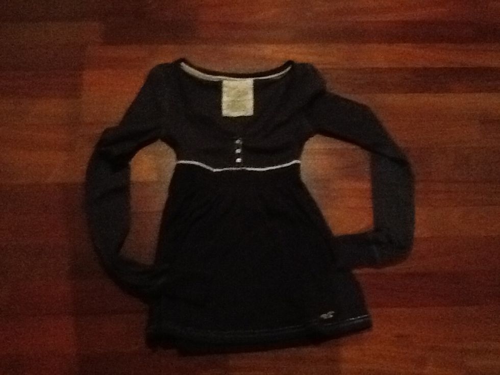 Samarreta hollister blava i apretats de cintura, queda be amb uns texans blaus.