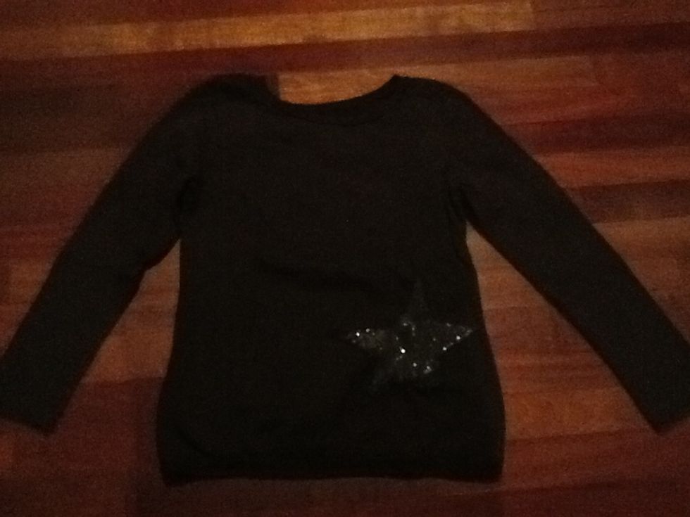 Samarreta marro que te una estrella . Queda be amb texans foscos o malles negres amb pantalons curts