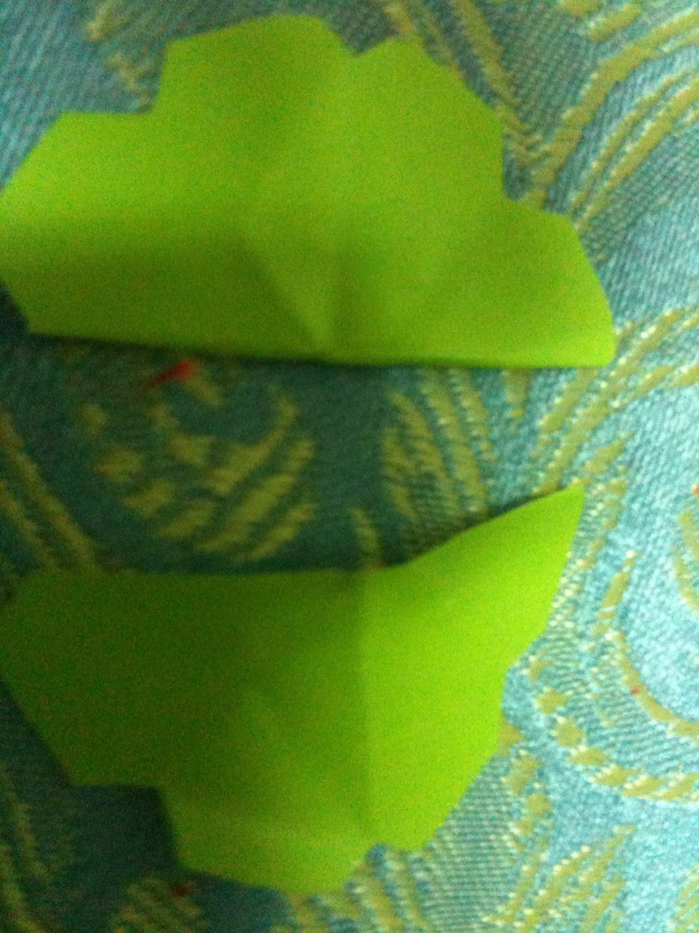 Same steps but cut 4 petals ( dont discard it)