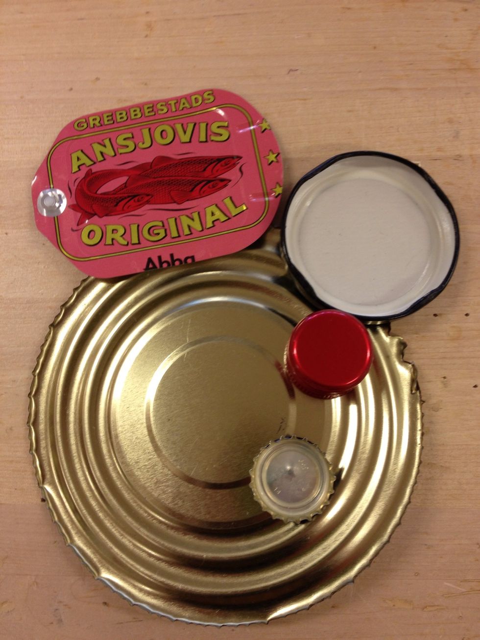 Samla ihop metall-lock, korkar, kapsyler och liknande.