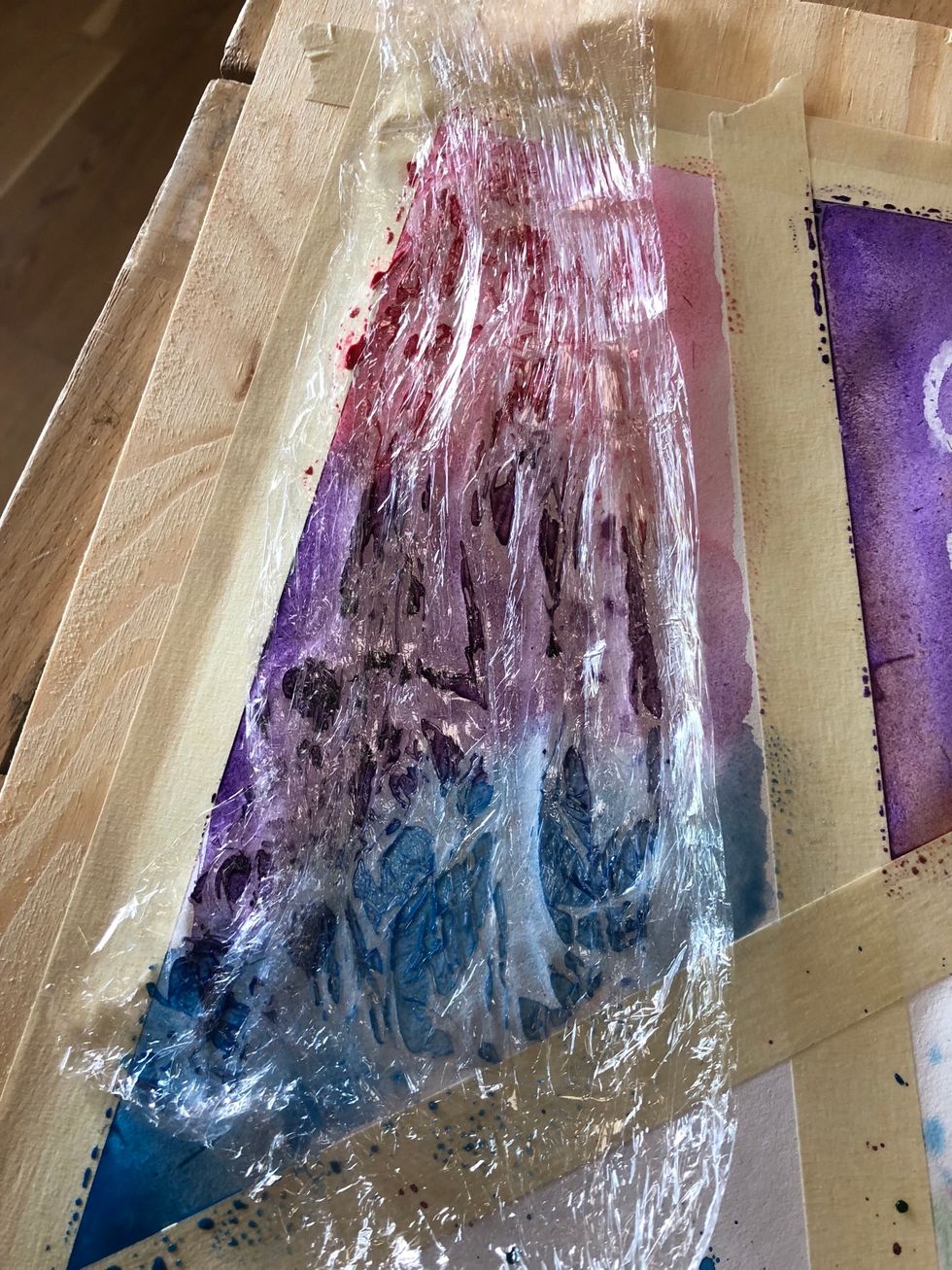Samlings teknik. H\u00e4r kan man anv\u00e4nda plastfilm, papper eller trasa. M\u00e5la ytan med mycket f\u00e4rg och vatten. L\u00e4gg plasten p\u00e5 och l\u00e5t torka eller dutta med trasa/papper p\u00e5 valda ytor
