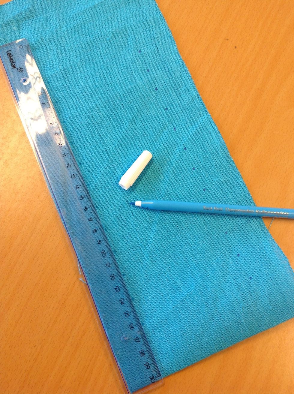 Sammanlagt ska det bli 12 markeringar. G\u00f6r likadant p\u00e5 andra sidan. Kolla sedan att du verkligen har 2 cm mellan varje prick och fr\u00e5n sista markeringen upp till kanten ska det vara 9 cm!