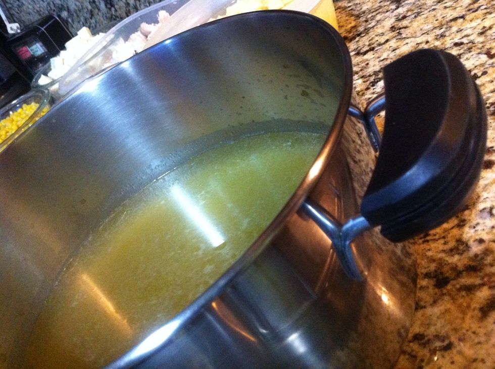 Sancochar el pollo en el agua hirviendo, mitad de cilantro y ceboll\u00edn. Sal. Al estar cocinado (30 minutos luego de hervir), colar el caldo y reservar el pollo, cortado en dados o mechas!