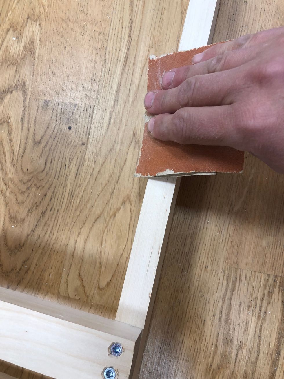 Sandpappra alla vassa kanter.