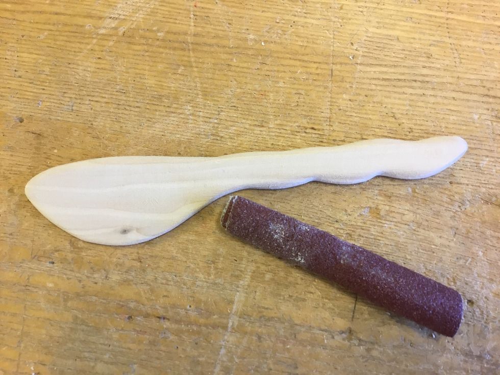 Sandpappra s\u00e5 att alla sm\u00e5 repor och skador f\u00f6rsvinner. T\u00e4nk p\u00e5 att vara extra noggrann!