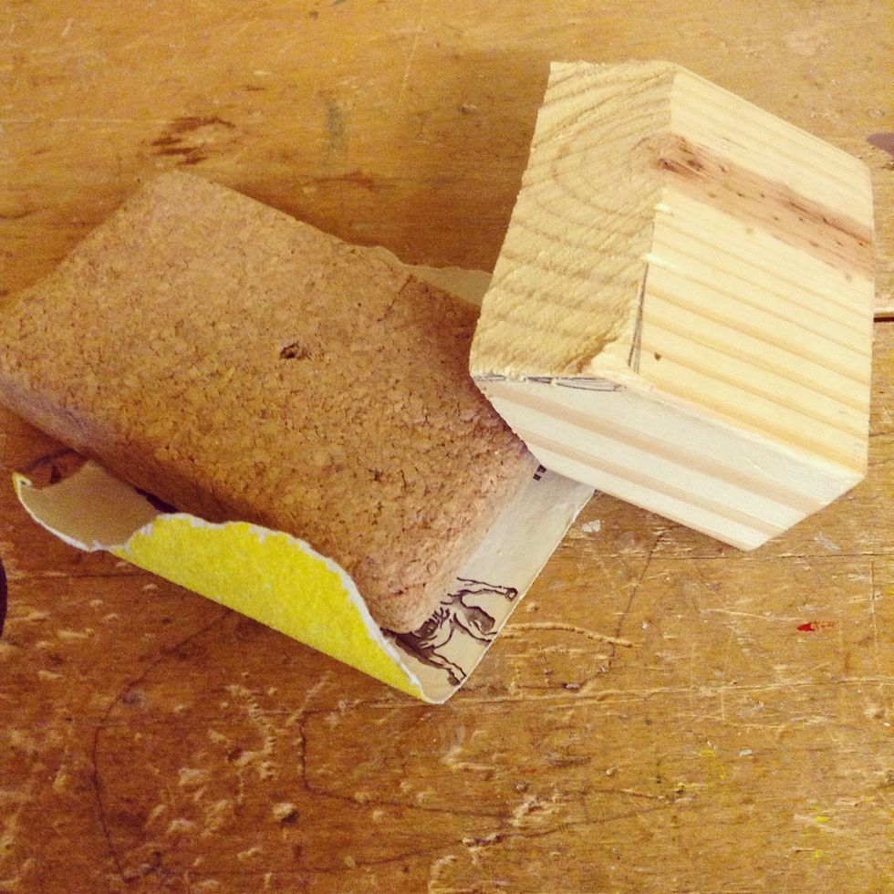 Sandpappra s\u00e5 att du f\u00e5r bort flisor och s\u00e5 att huset blir lent och g\u00f6tt.