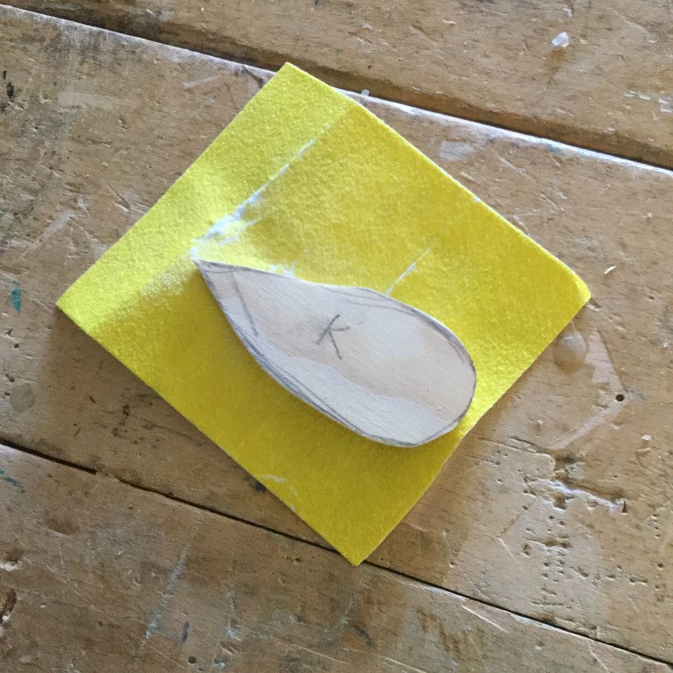 Sandpappra vingen och f\u00e5gelkroppen.