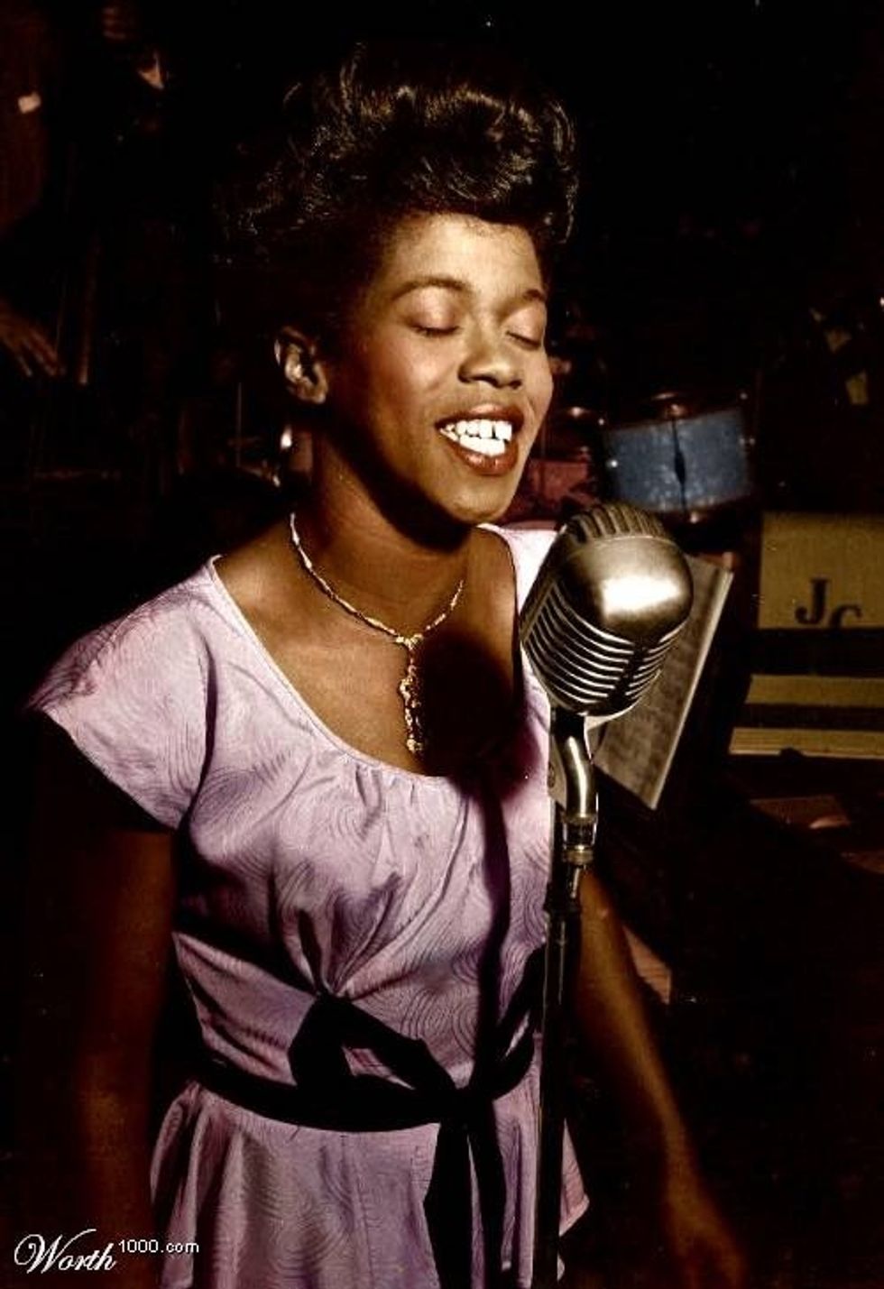 Sarah Vaughan, 27 de mar\u00e7 de 1924 \u2013 3 d'abril de 1990. Era una cantant Nord-Americana. En aquesta fotografia est\u00e0 en un dels seus concerts cantant "Ave Maria" l'any 1949.