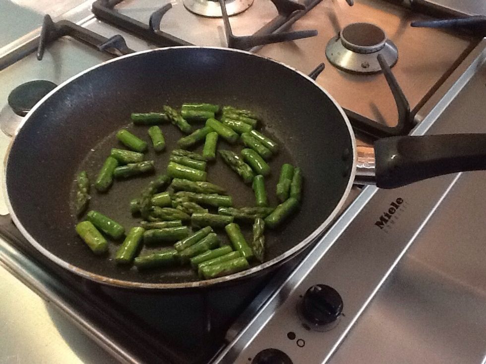 Saut\u00e9 asparagus with a touch of olive oil for 3 minutes