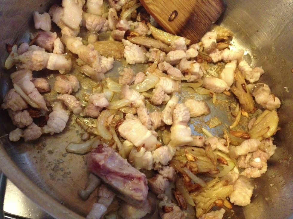 saut\u00e9 garlic, onion, ginger and brown the meat...