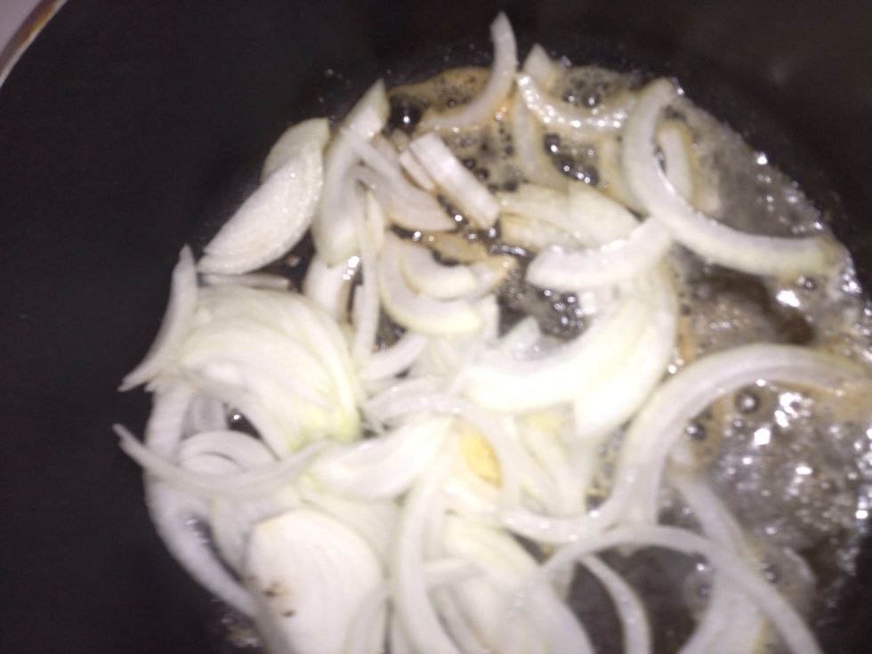 Saut\u00e9  garlic & onion until it caramelized