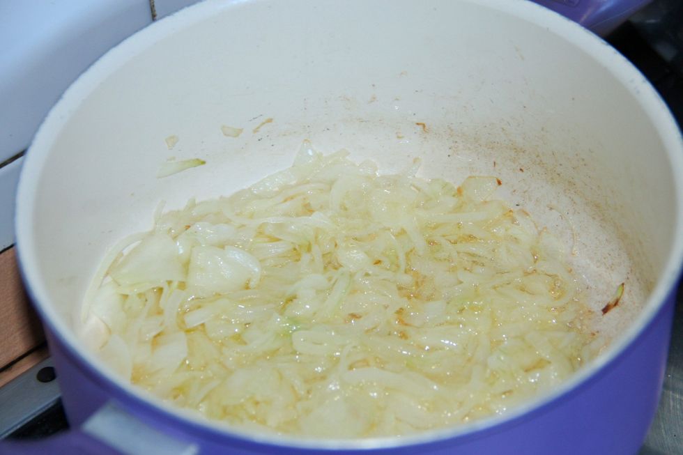 Saut\u00e9 in low flame