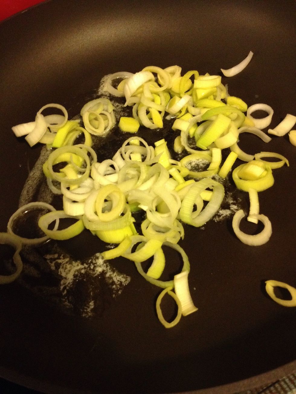 Saut\u00e9 leeks or onions for 2 minutes.